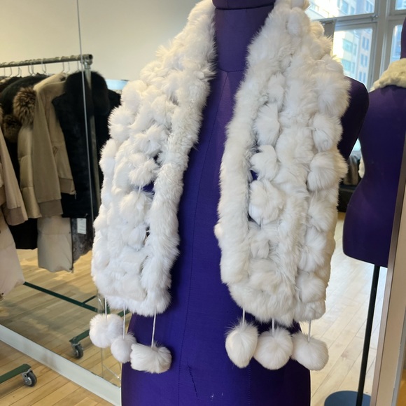 Knitted white fur Pompom scarf - Picture 1 of 2